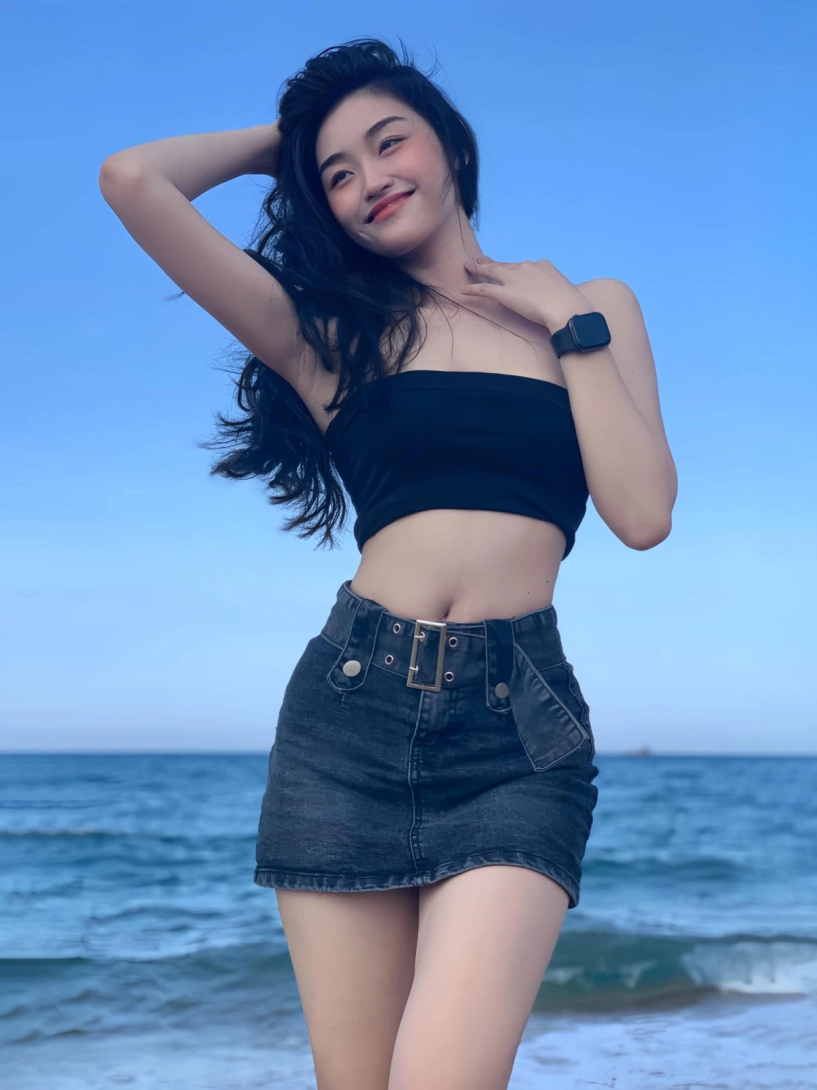 Tân hoa hậu yến nhi chăm mặc crop top khoe eo - 2