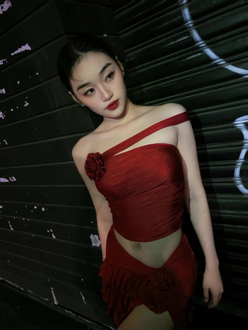 Tân hoa hậu yến nhi chăm mặc crop top khoe eo - 3