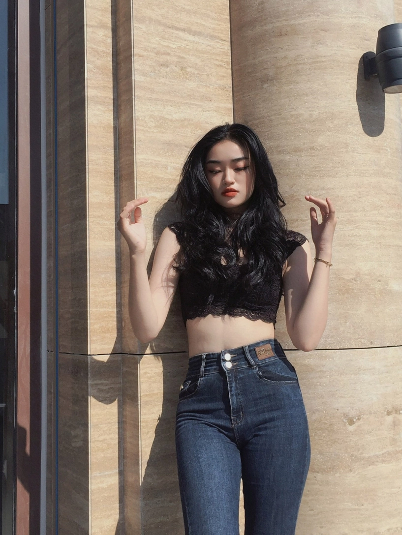 Tân hoa hậu yến nhi chăm mặc crop top khoe eo - 4