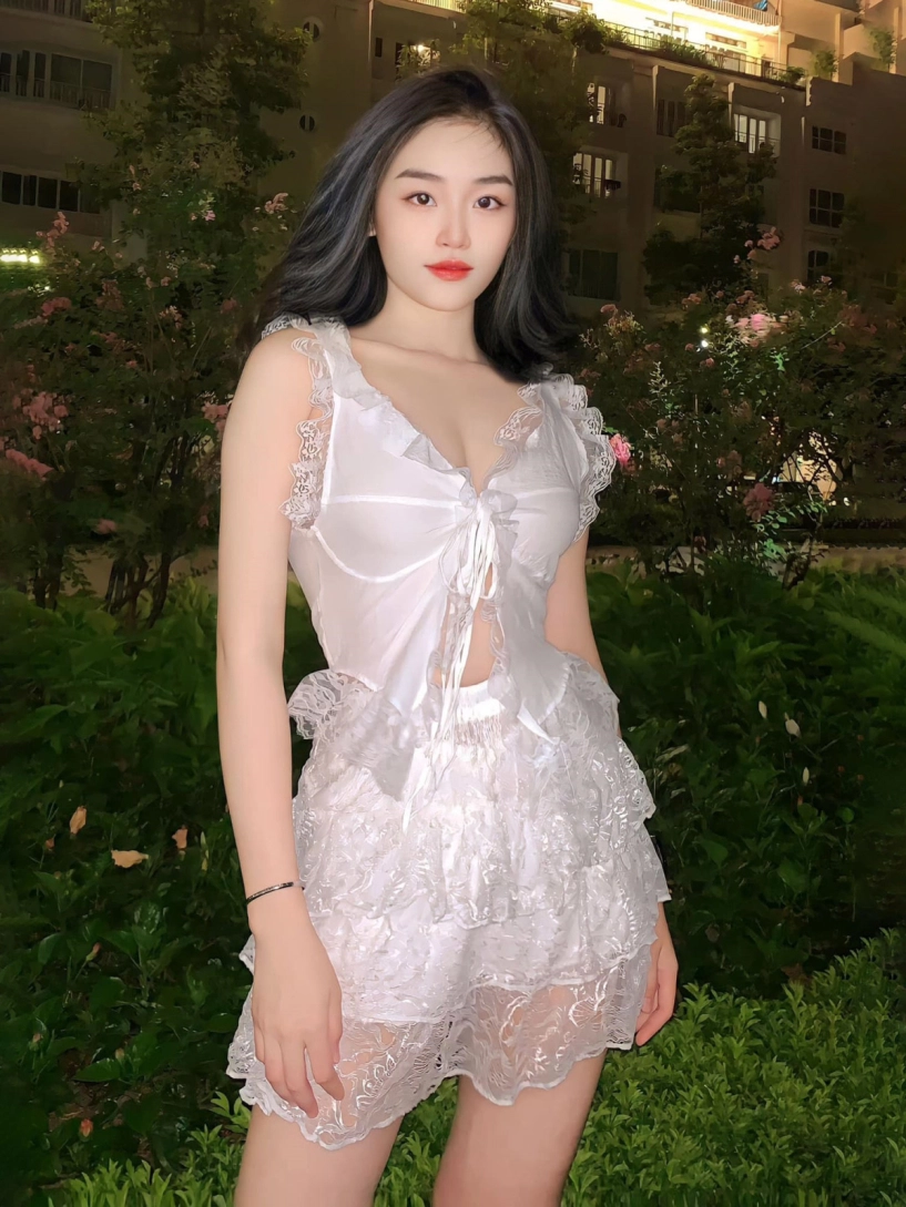 Tân hoa hậu yến nhi chăm mặc crop top khoe eo - 5