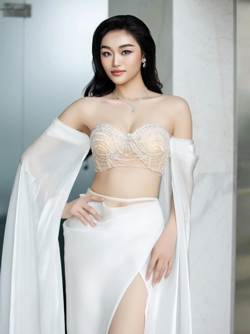 Tân hoa hậu yến nhi chăm mặc crop top khoe eo - 7