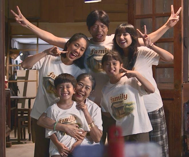 Thái hoà hạ cái tôi để làm bạn cùng con đi khắp đoàn phim khoe ngoại hình điển trai của quý tử - 1