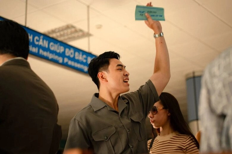 Thái hoà hạ cái tôi để làm bạn cùng con đi khắp đoàn phim khoe ngoại hình điển trai của quý tử - 6