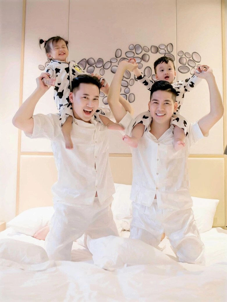 Thanh đoàn và hà trí quang hạnh phúc khoe thiên thần nhỏ 2 con chào đời tại thái lan nay lên chức anh chị - 4