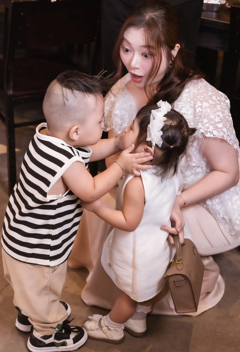 Thanh trúc bế con gái dự tiệc đầy tháng con chu bin - 2