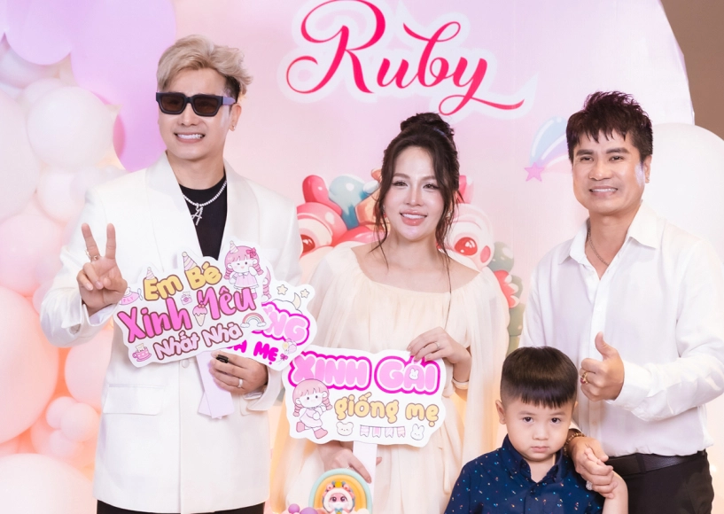 Thanh trúc bế con gái dự tiệc đầy tháng con chu bin - 7