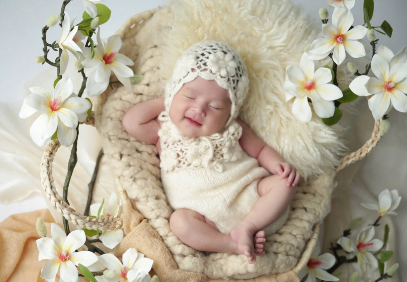 Thanh trúc bế con gái dự tiệc đầy tháng con chu bin - 11