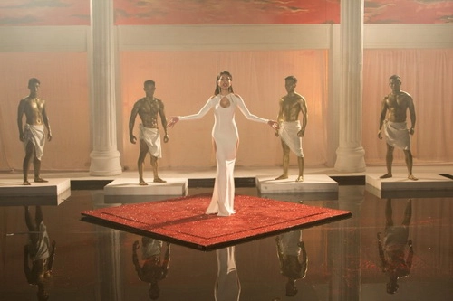 Thủy tiên lại khoe vòng 1 nặng trĩu gây sốt - 5