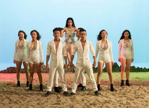 Thủy tiên lại khoe vòng 1 nặng trĩu gây sốt - 9