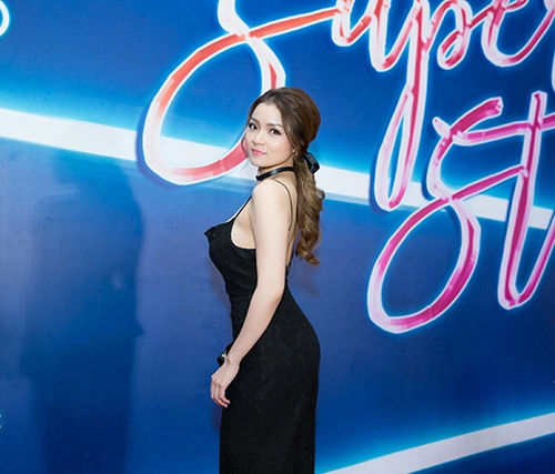 Thuỷ top khiến fan lo lắng vì khuôn ngực gợi cảm - 4