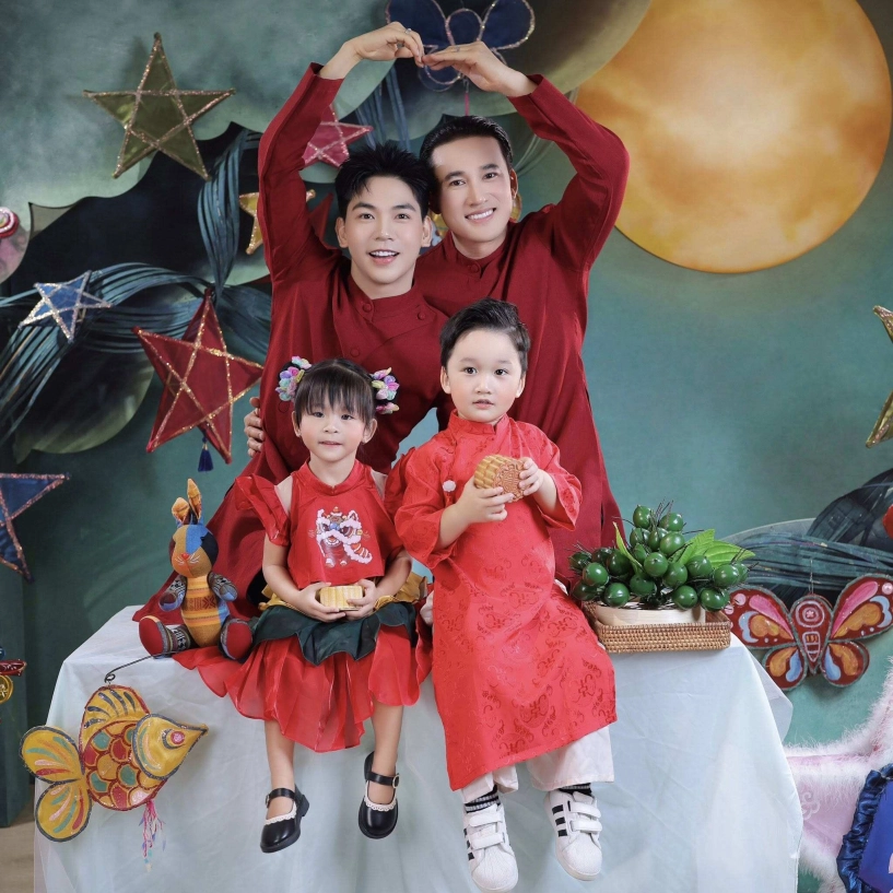 Trung thu nhà sao việt 2 con lai ấn của võ hạ trâm lên đồ trẩy hội 4 con vân trang rước đèn trong biệt thự 1000m2 - 16