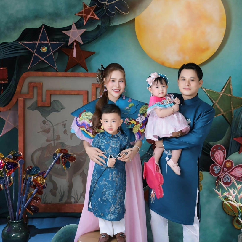 Trung thu nhà sao việt 2 con lai ấn của võ hạ trâm lên đồ trẩy hội 4 con vân trang rước đèn trong biệt thự 1000m2 - 19