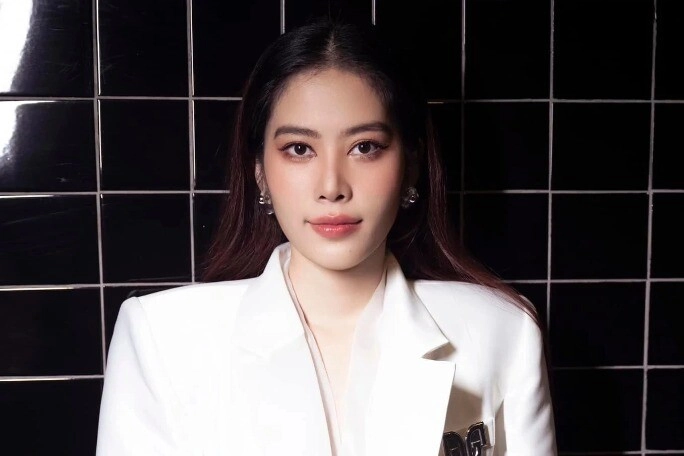 Từng làm dậy sóng quốc tế vì mặc phản cảm nữ hoàng nội y miền tây nay ở biệt thự 50 tỷ vượt đặng thu thảo - 3