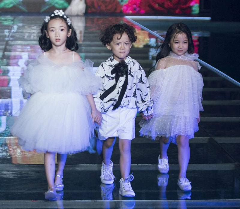 Vợ đẹp và 3 con xinh như thiên thần của mc phan anh phá đảo trên sàn diễn - 7