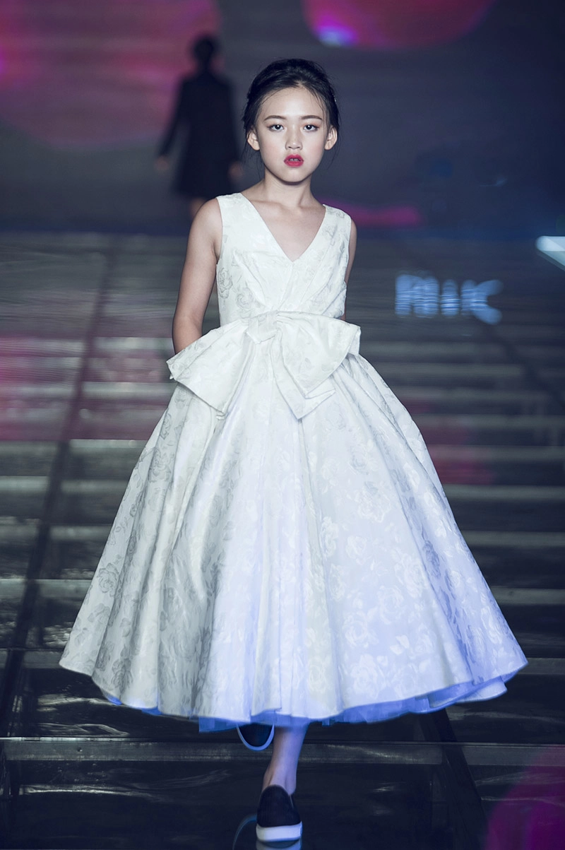 Vợ đẹp và 3 con xinh như thiên thần của mc phan anh phá đảo trên sàn diễn - 9