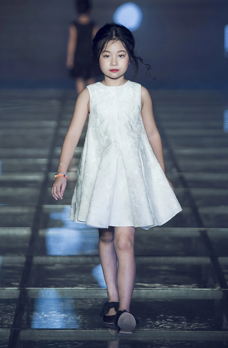 Vợ đẹp và 3 con xinh như thiên thần của mc phan anh phá đảo trên sàn diễn - 10