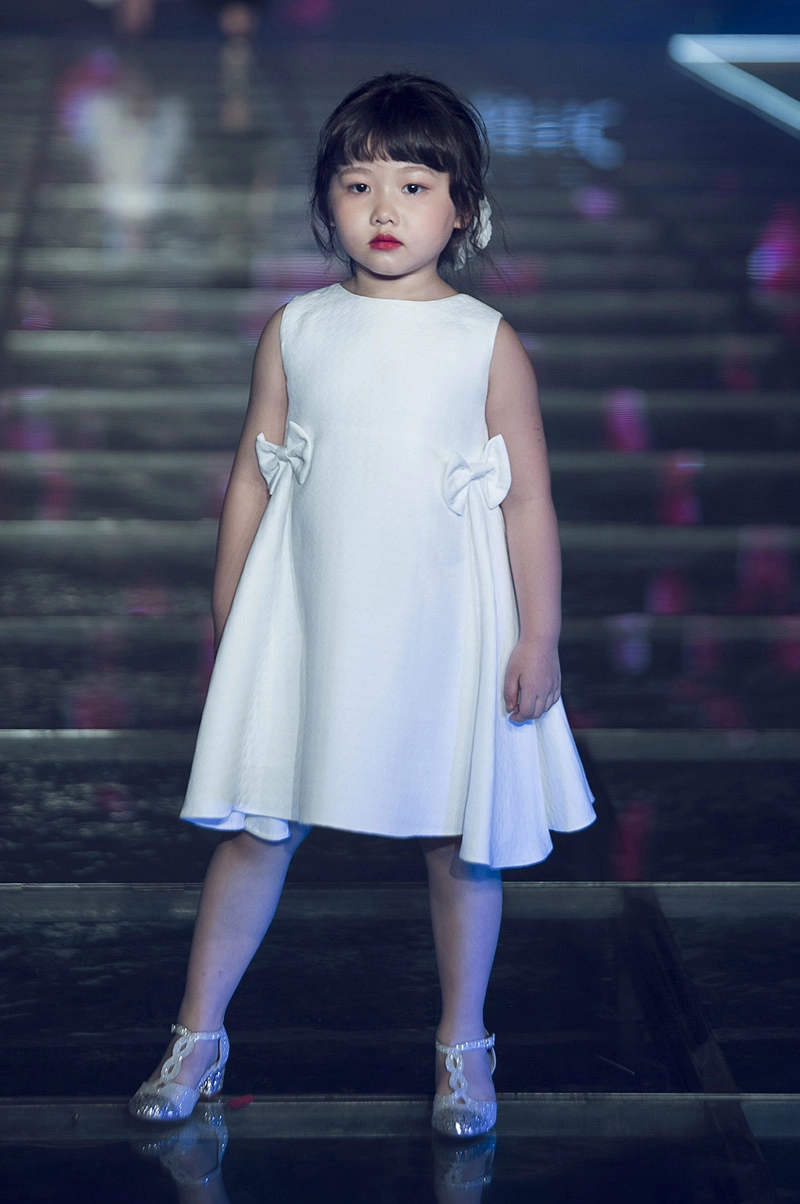 Vợ đẹp và 3 con xinh như thiên thần của mc phan anh phá đảo trên sàn diễn - 11