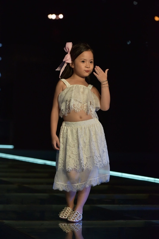 Vợ đẹp và 3 con xinh như thiên thần của mc phan anh phá đảo trên sàn diễn - 18