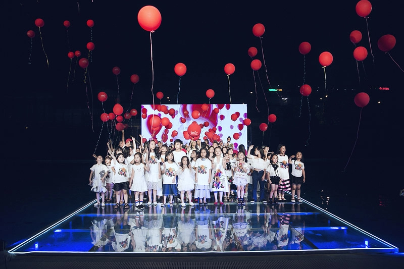 Vợ đẹp và 3 con xinh như thiên thần của mc phan anh phá đảo trên sàn diễn - 19