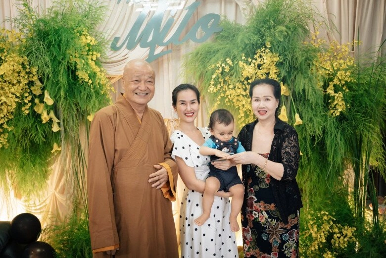 Võ hạ trâm công bố con trai lai ấn kế thừa sự nghiệp tu hành của ông ngoại làm tiệc thôi nôi tại nhà cho quý tử - 5