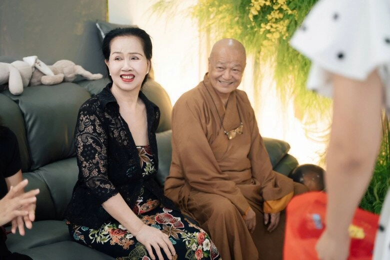 Võ hạ trâm công bố con trai lai ấn kế thừa sự nghiệp tu hành của ông ngoại làm tiệc thôi nôi tại nhà cho quý tử - 6