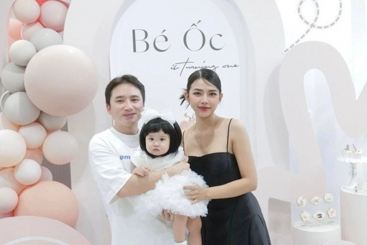 Vợ phan mạnh quỳnh gây chú ý với gu thời trang cắt xẻ táo bạo - 1