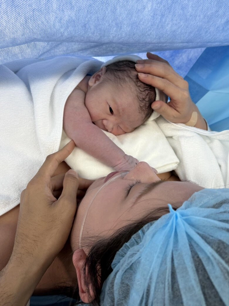 Vũ ngọc ánh hạ sinh con thứ 2 sau 6 năm cưới quý tử vừa chào đời trông đẹp mắt với mũi cao vút - 3