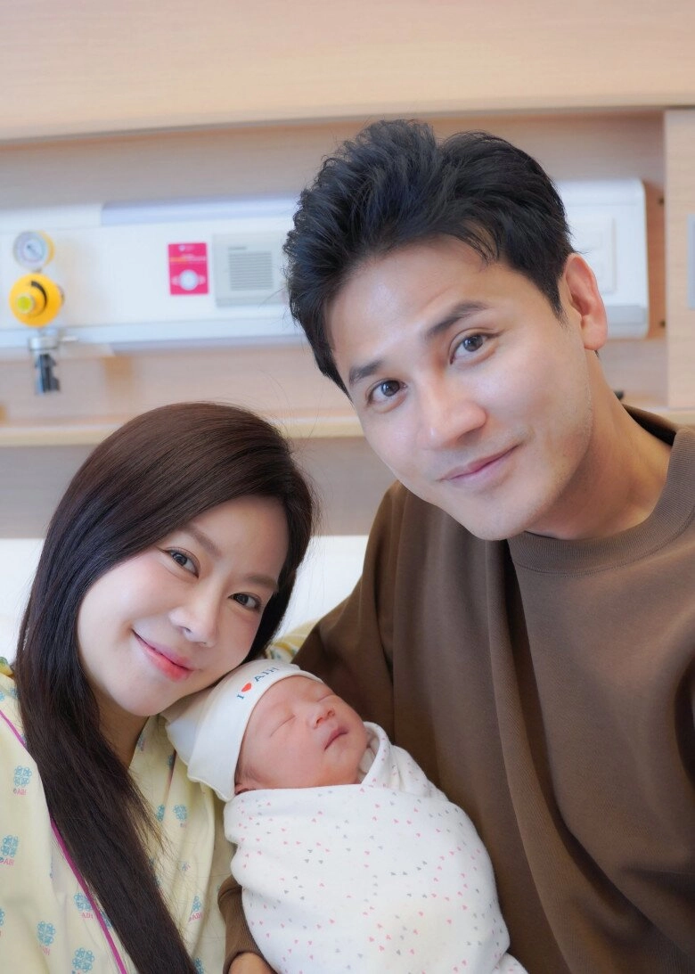 Vũ ngọc ánh hạ sinh con thứ 2 sau 6 năm cưới quý tử vừa chào đời trông đẹp mắt với mũi cao vút - 4