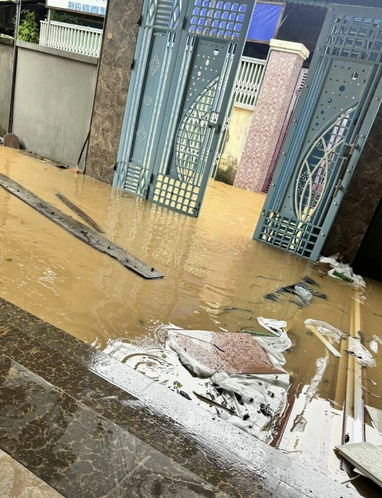 Xót xa cảnh mẹ nam mc chạy lũ 2 lần trong 2 tháng nhà mới sửa sang được chút thì nước lại dâng - 2