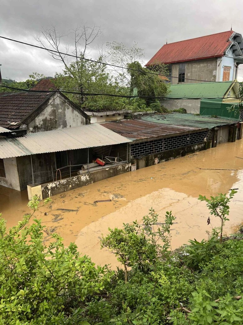 Xót xa cảnh mẹ nam mc chạy lũ 2 lần trong 2 tháng nhà mới sửa sang được chút thì nước lại dâng - 3