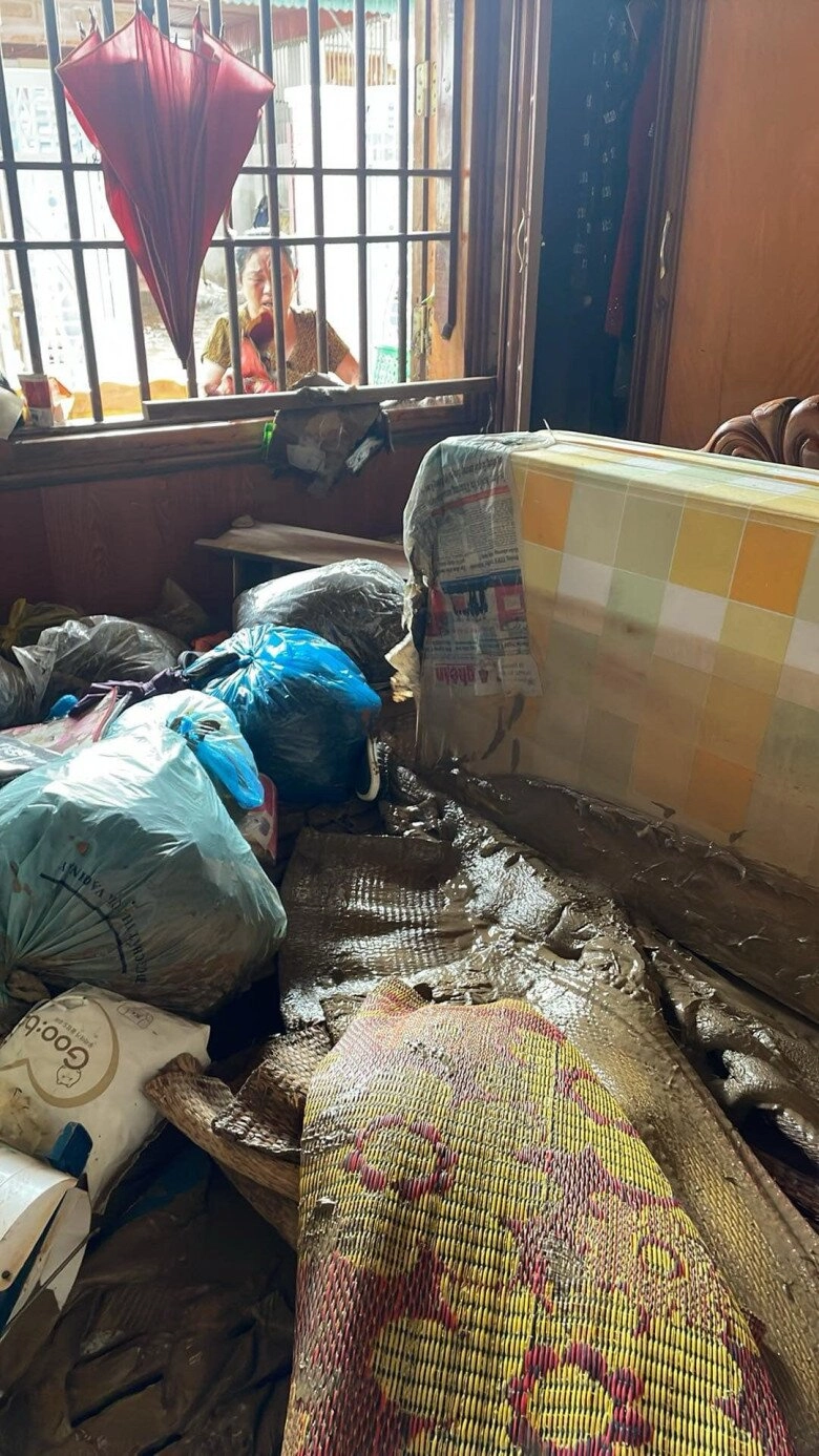 Xót xa cảnh mẹ nam mc chạy lũ 2 lần trong 2 tháng nhà mới sửa sang được chút thì nước lại dâng - 4