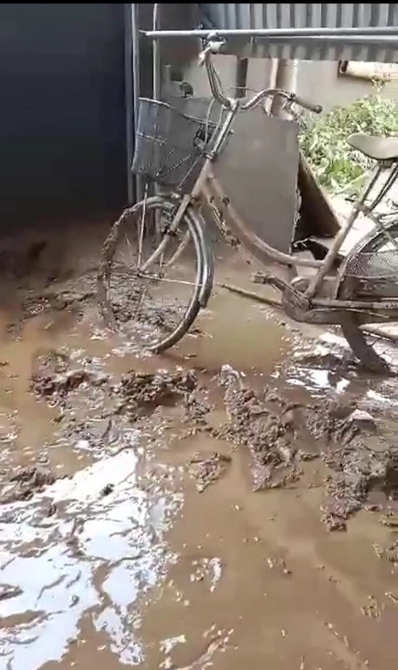 Xót xa cảnh mẹ nam mc chạy lũ 2 lần trong 2 tháng nhà mới sửa sang được chút thì nước lại dâng - 10