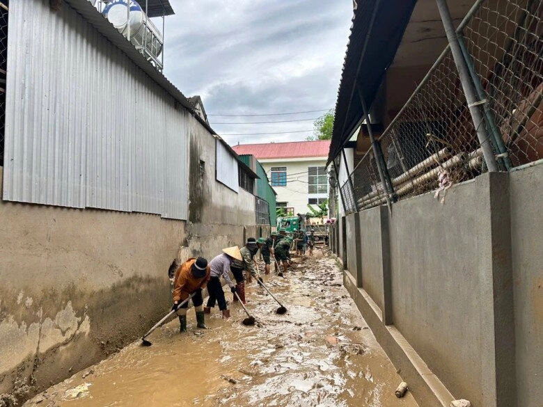 Xót xa cảnh mẹ nam mc chạy lũ 2 lần trong 2 tháng nhà mới sửa sang được chút thì nước lại dâng - 11