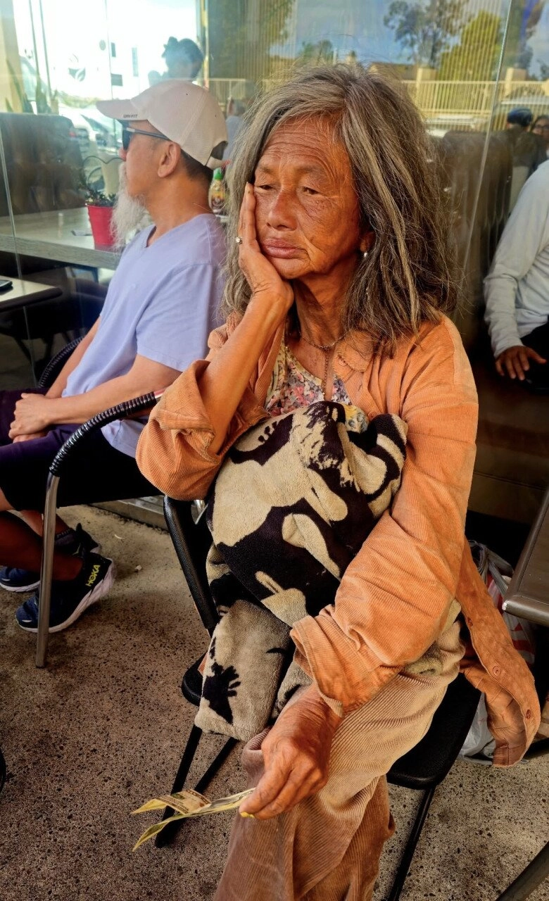 Xót xa tình cảnh hiện tại của nữ ca sĩ việt hóa điên đi lang thang trên phố đồng nghiệp buồn và đau lòng quá - 1