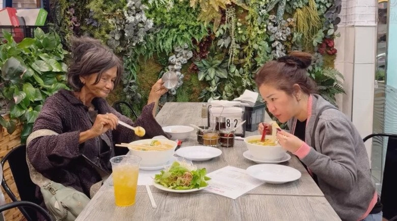 Xót xa tình cảnh hiện tại của nữ ca sĩ việt hóa điên đi lang thang trên phố đồng nghiệp buồn và đau lòng quá - 11