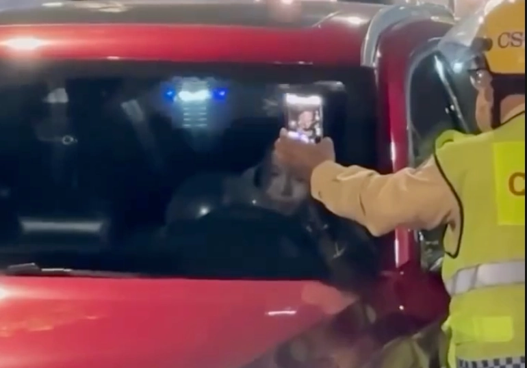 Xử phạt nữ ca sĩ dừng xe giữa đường thản nhiên hút bóng cười trước mặt csgt - 1