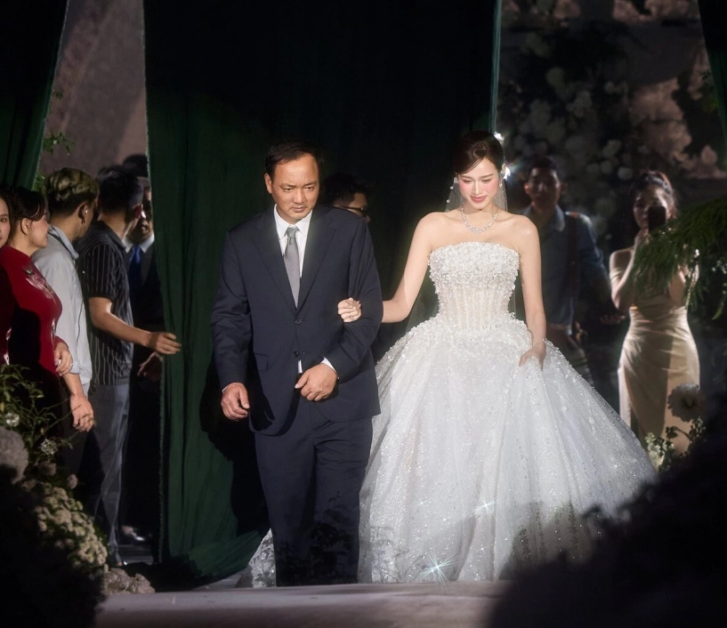 Xúc động khoảnh khắc bố ruột đỗ thị hà khập khiễng dắt ái nữ lên lễ đường trao tận tay cho con rể thiếu gia - 2