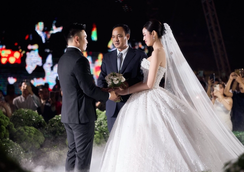 Xúc động khoảnh khắc bố ruột đỗ thị hà khập khiễng dắt ái nữ lên lễ đường trao tận tay cho con rể thiếu gia - 3