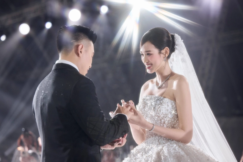 Xúc động khoảnh khắc bố ruột đỗ thị hà khập khiễng dắt ái nữ lên lễ đường trao tận tay cho con rể thiếu gia - 6