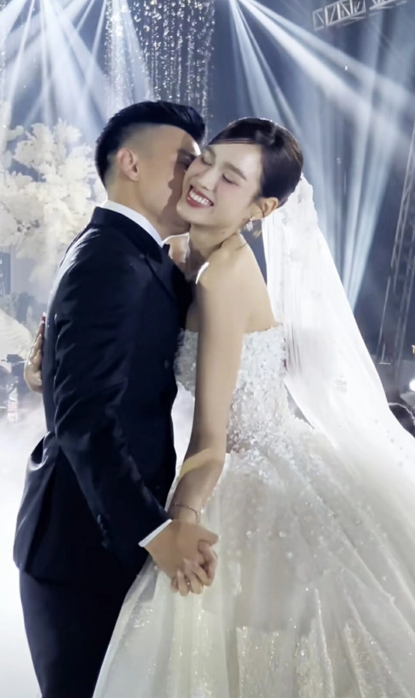 Xúc động khoảnh khắc bố ruột đỗ thị hà khập khiễng dắt ái nữ lên lễ đường trao tận tay cho con rể thiếu gia - 7