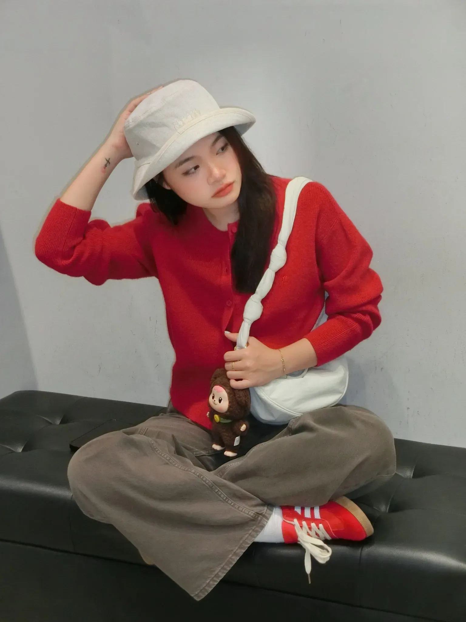 4 công thức phối đồ đỏ không dừ giúp nàng diện lên trông sành điệu và hack tuổi mùa giáng sinh này - 5