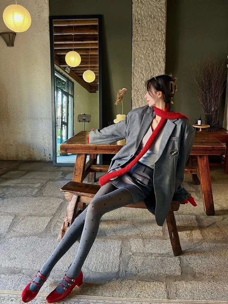 4 công thức phối đồ đỏ không dừ giúp nàng diện lên trông sành điệu và hack tuổi mùa giáng sinh này - 10