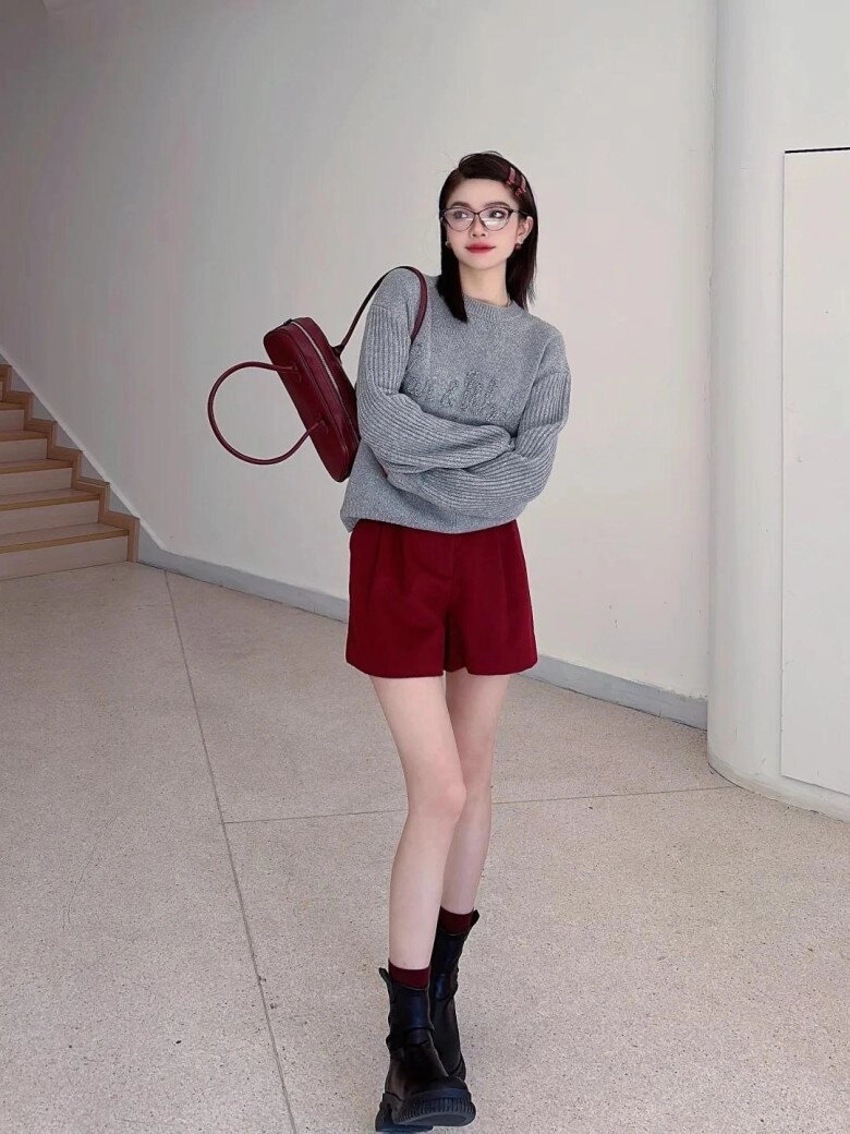 4 công thức phối đồ đỏ không dừ giúp nàng diện lên trông sành điệu và hack tuổi mùa giáng sinh này - 11