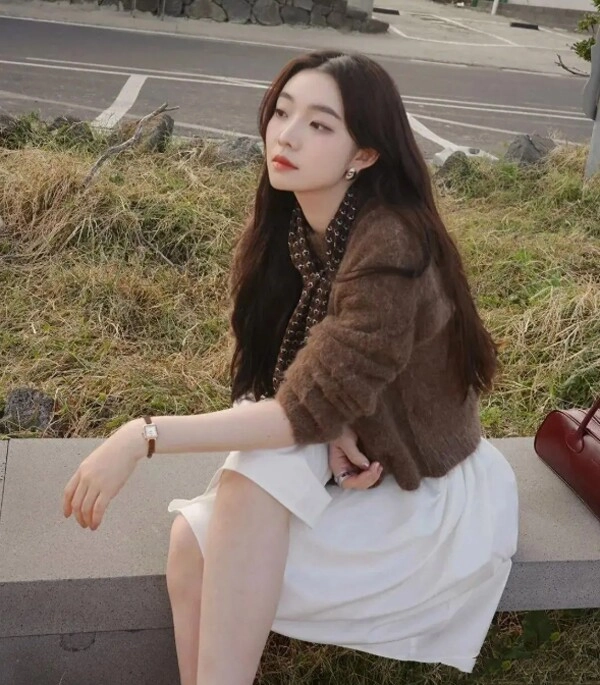 5 combo màu sắc thần thánh mùa thu đông giúp chị em 40 trông trẻ trung như đôi mươi - 3