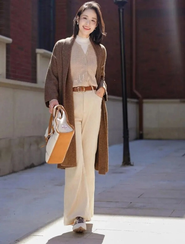 5 combo màu sắc thần thánh mùa thu đông giúp chị em 40 trông trẻ trung như đôi mươi - 4