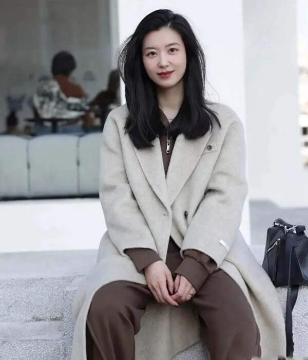 5 combo màu sắc thần thánh mùa thu đông giúp chị em 40 trông trẻ trung như đôi mươi - 5