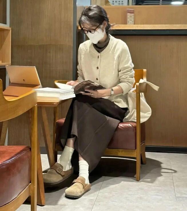 5 combo màu sắc thần thánh mùa thu đông giúp chị em 40 trông trẻ trung như đôi mươi - 8