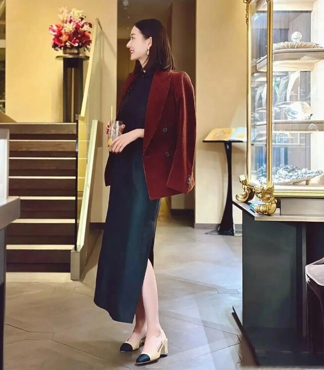 5 combo màu sắc thần thánh mùa thu đông giúp chị em 40 trông trẻ trung như đôi mươi - 9