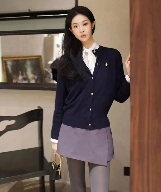 5 combo màu sắc thần thánh mùa thu đông giúp chị em 40 trông trẻ trung như đôi mươi - 16