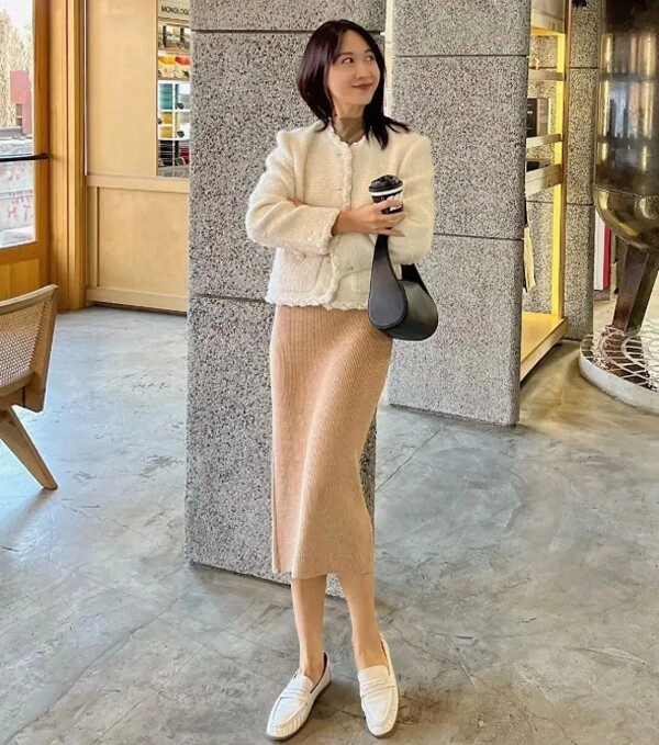 5 combo màu sắc thần thánh mùa thu đông giúp chị em 40 trông trẻ trung như đôi mươi - 18